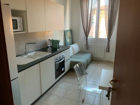 Kitchen or kitchenette, Dining area, oven, stove