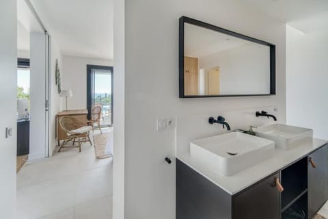 Villa 4 étoiles, 250m2, piscine, parking, vue mer Villa in La Croix-Valmer