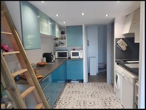 Petite Villa 4-6 personnes belles terrasses, piscine, plages House in Antibes