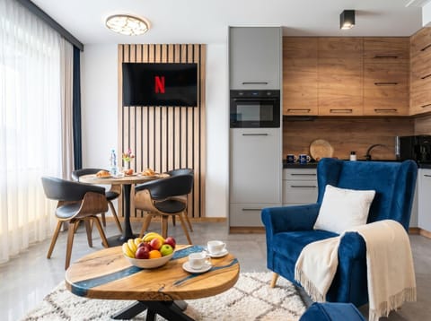 TV and multimedia, Coffee/tea facilities, Kitchen or kitchenette, Living room, Food and drinks, Seating area, Dining area, Food, minibar