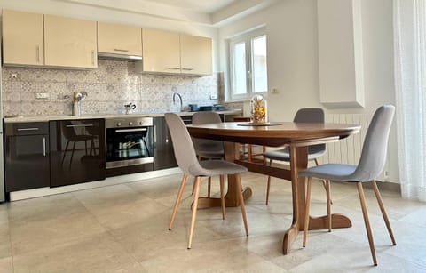 Dining area, kitchen