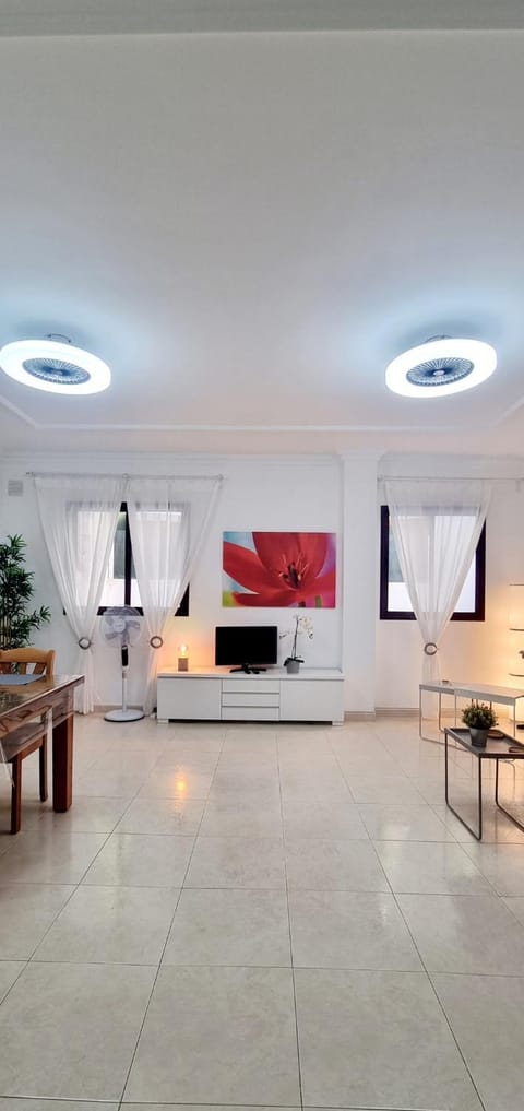 TV and multimedia, Living room, Seating area, Evening entertainment