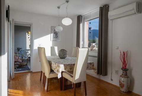 Living room, Seating area, Dining area, air conditioner