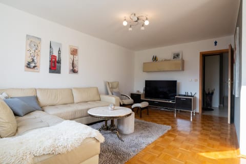 Communal lounge/ TV room, TV and multimedia, Living room, Seating area, Evening entertainment