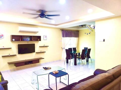 Communal lounge/ TV room, TV and multimedia, Living room, Dining area