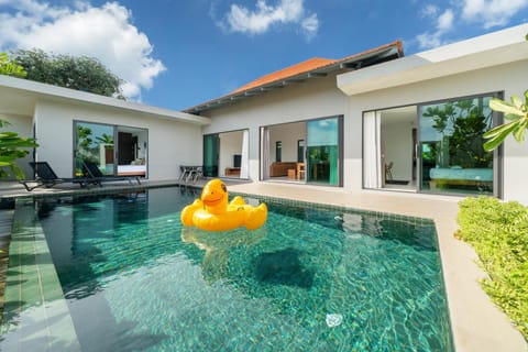 Property building, Patio, Day, Garden, Garden view, Pool view, Swimming pool, sunbed