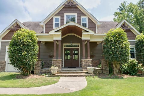 Luxurious Lake Front Estate, Sleeps 20, Game Room and Pet Friendly Villa in Clarks Hill Lake