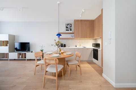 TV and multimedia, Kitchen or kitchenette, Living room, Seating area, Dining area, oven