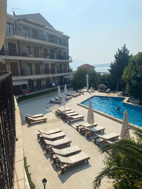 Property building, Day, Pool view, Swimming pool, sunbed