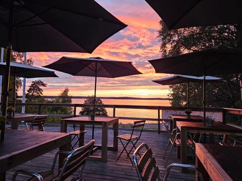 Patio, Restaurant/places to eat, Natural landscape, View (from property/room), Balcony/Terrace, Banquet/Function facilities, Lake view, River view, Sea view, Sunrise, Sunset