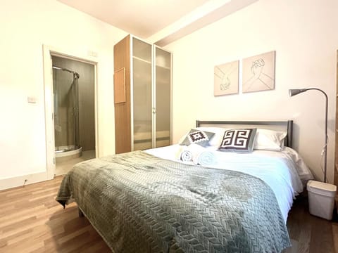 Shower, Bed, Photo of the whole room, Bedroom, wardrobe