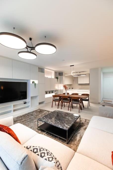 Communal lounge/ TV room, TV and multimedia, Kitchen or kitchenette, Living room, Seating area, Dining area