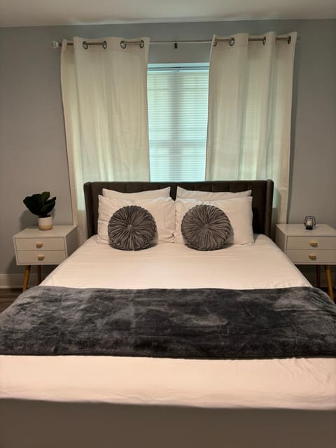 Bright 2BR- Near Busch Gardens & Tampa Fun Apartment in Greater Carrollwood