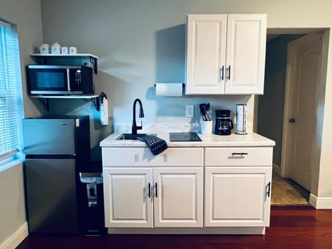 Bright 2BR- Near Busch Gardens & Tampa Fun Apartment in Greater Carrollwood