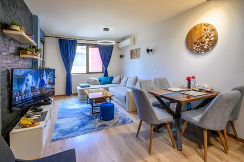 Communal lounge/ TV room, TV and multimedia, Living room, Seating area, Dining area, Evening entertainment