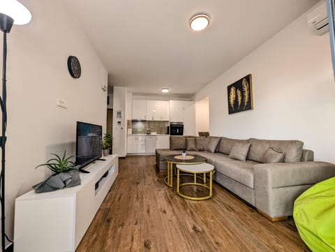 TV and multimedia, Kitchen or kitchenette, Living room, Seating area, minibar