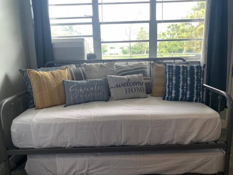 Walk to the beach, Studio, Pool AND FREE Parking Apartment in Hallandale Beach