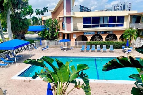 Walk to the beach, Studio, Pool AND FREE Parking Apartment in Hallandale Beach