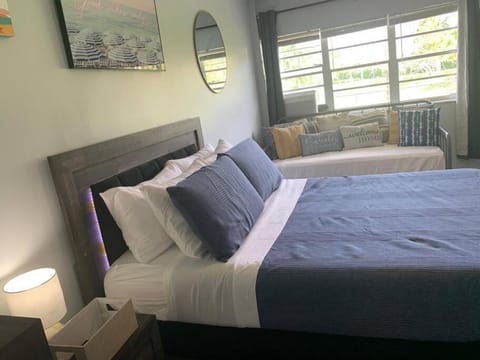 Walk to the beach, Studio, Pool AND FREE Parking Apartment in Hallandale Beach