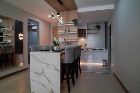 Kitchen or kitchenette, Dining area