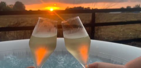 Natural landscape, Hot Tub, Food and drinks, Drinks, Sunset