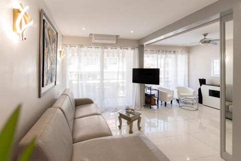 Communal lounge/ TV room, TV and multimedia, Living room, Seating area, Evening entertainment, minibar