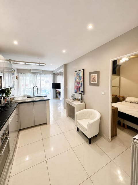 Kitchen or kitchenette, Living room, Seating area, dishwasher, stove