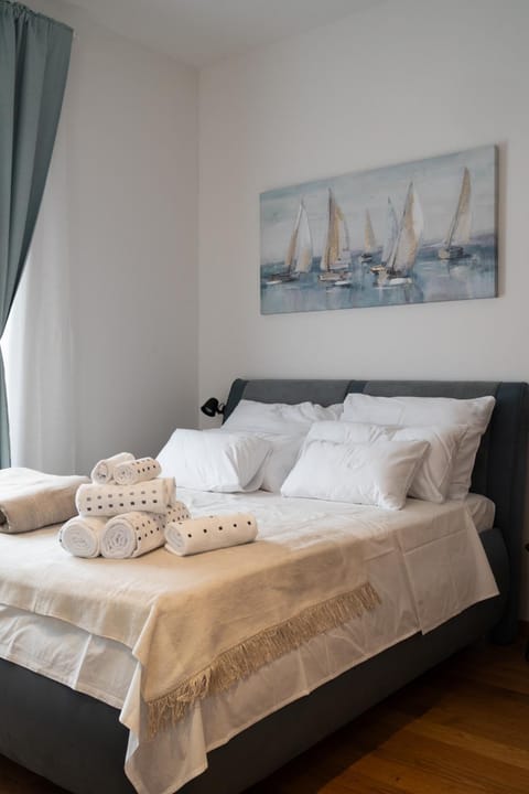 Bed, Photo of the whole room, Bedroom, towels