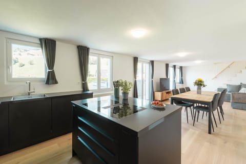 Kitchen or kitchenette, Living room, Seating area, Dining area