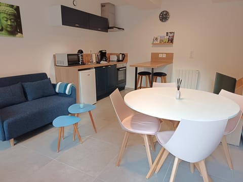 Coffee/tea facilities, Kitchen or kitchenette, Living room, Seating area, Dining area, oven, toaster