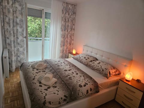 Bed, Balcony/Terrace, Photo of the whole room, Bedroom, towels