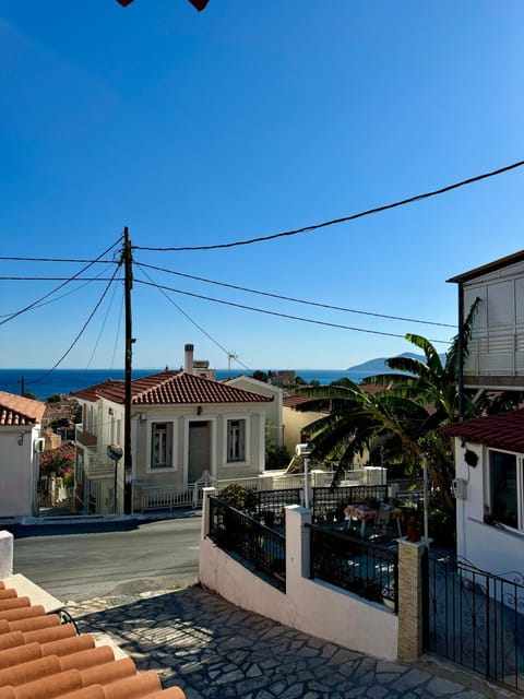 Property building, Day, Neighbourhood, Natural landscape, Sea view, Street view