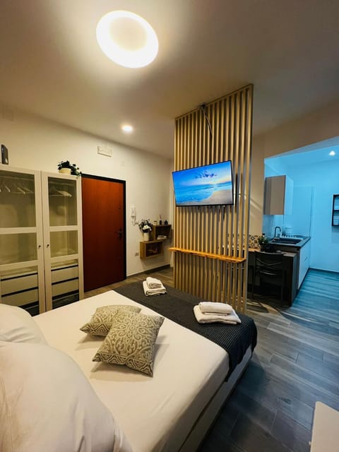 Bed, TV and multimedia, Photo of the whole room, Evening entertainment, Bedroom