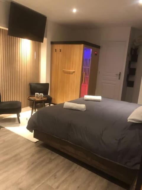 Bed, TV and multimedia, Photo of the whole room, Seating area, Bedroom
