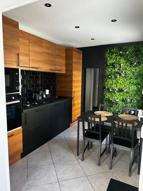 Coffee/tea facilities, Kitchen or kitchenette, Dining area, oven, stove