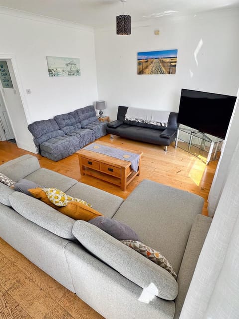Communal lounge/ TV room, TV and multimedia, Living room, Seating area, Evening entertainment