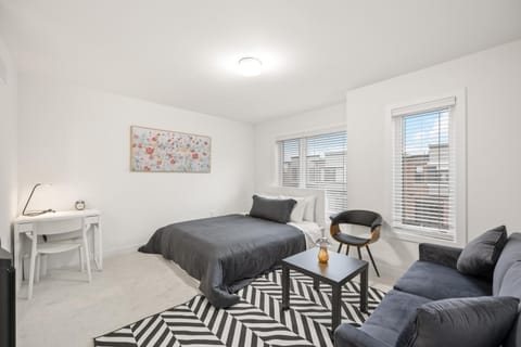 Bed, Photo of the whole room, Seating area, Bedroom