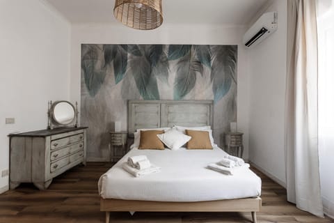 Bed, Photo of the whole room, Bedroom, towels, air conditioner