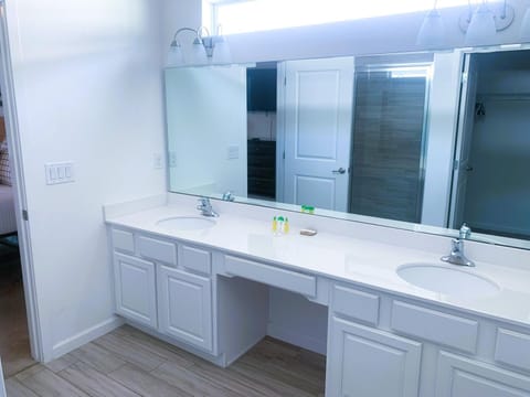 Magic Kingdom Villa - Private Master Bedrooms Bed and Breakfast in Kissimmee