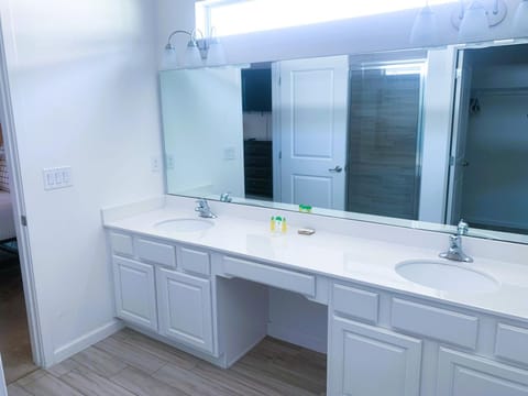 Magic Kingdom Villa - Private Master Bedrooms Bed and Breakfast in Kissimmee