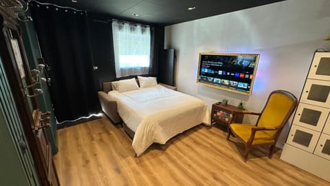 Living room, Photo of the whole room, Seating area, Bedroom