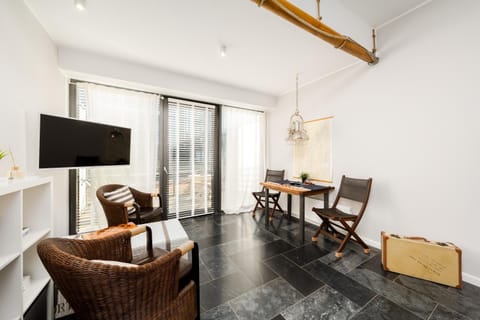 Communal lounge/ TV room, TV and multimedia, Living room, Seating area, Evening entertainment