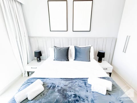 Luxury Burj Crown Downtown Balcony & View Apartment in Dubai