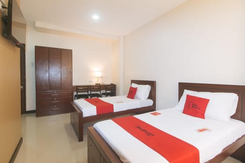 Bed, TV and multimedia, Photo of the whole room, Seating area, Bedroom, towels, air conditioner