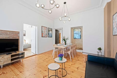 Communal lounge/ TV room, TV and multimedia, Living room, Seating area, Dining area, Evening entertainment