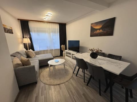 Communal lounge/ TV room, TV and multimedia, Seating area, Dining area