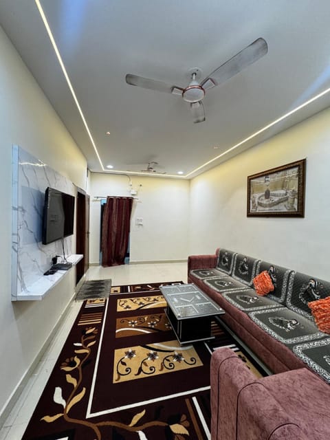 Communal lounge/ TV room, Bed, TV and multimedia, Living room, Seating area, Evening entertainment, air conditioner