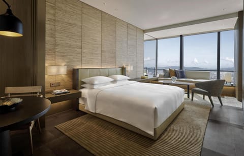 Bed, Photo of the whole room, Seating area, Bedroom