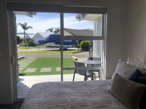 Bed, Day, Neighbourhood, Photo of the whole room, Bedroom, Street view