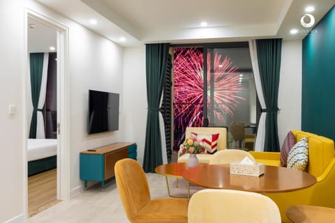TV and multimedia, Living room, Seating area, Evening entertainment